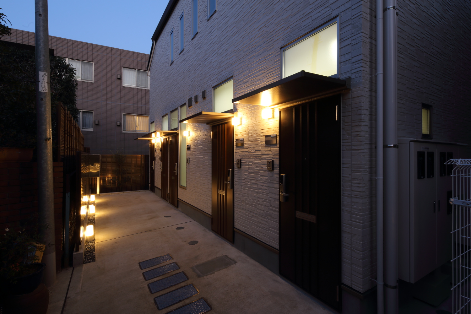 木造２階建て賃貸アパートの外部玄関アプローチ明かり照明ライト 北島建築設計事務所